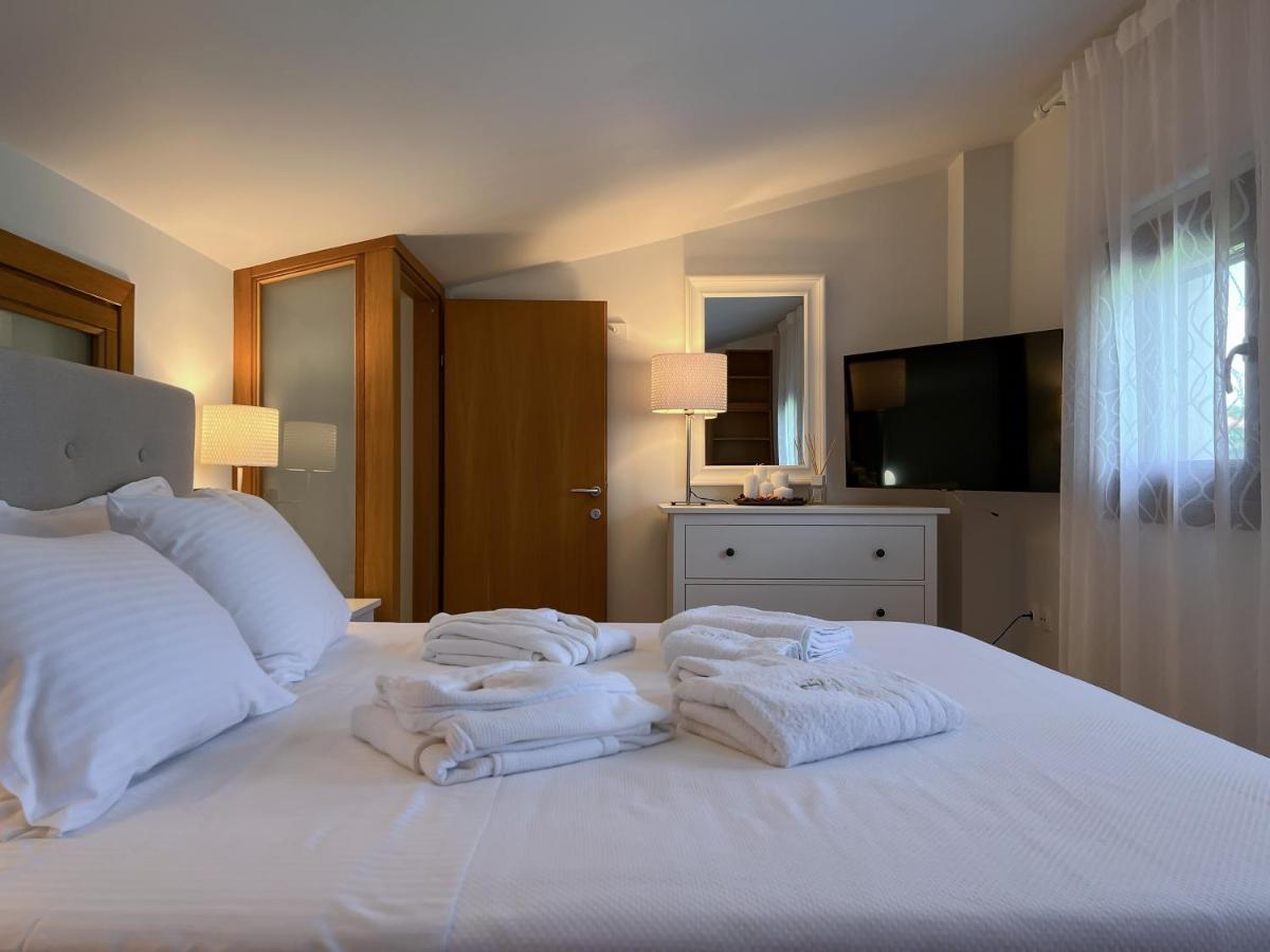Heaven Luxury Villa Nea Roda Exteriör bild