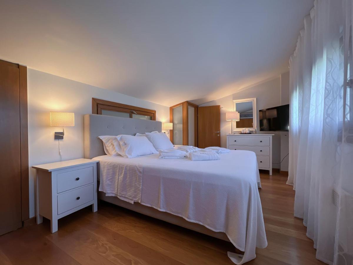 Heaven Luxury Villa Nea Roda Exteriör bild